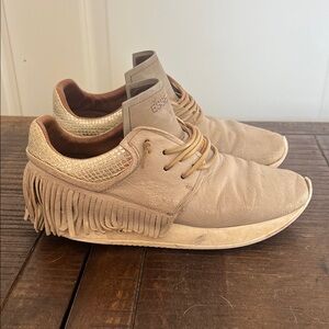 Esseutesse Shoe Size 39 Beige Leather Upper Metallic Foil Fringe Sneakers‎